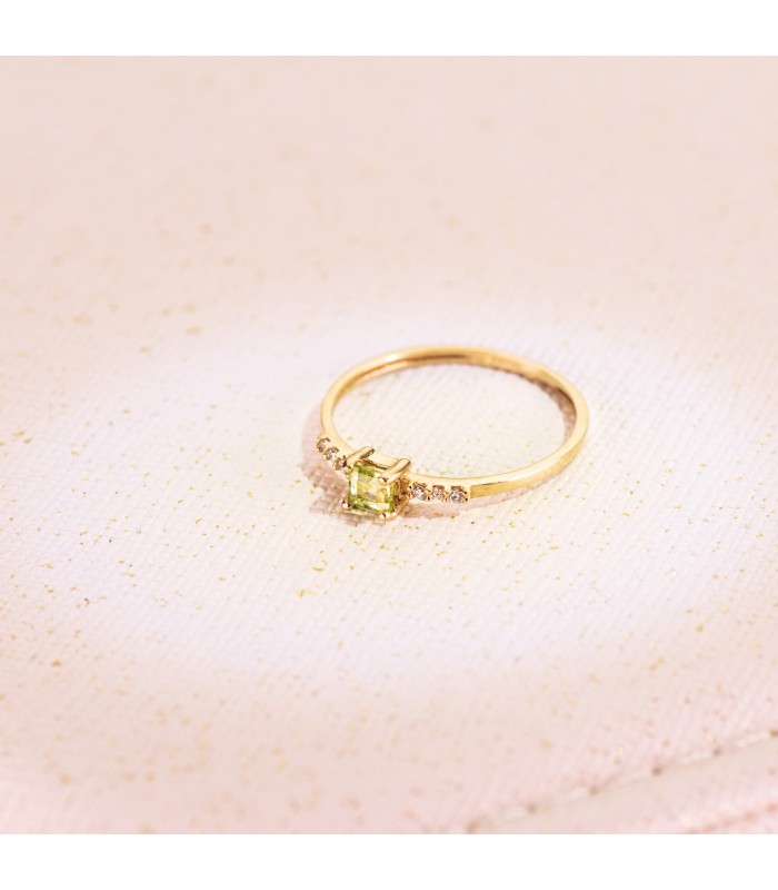Sortija de mujer con piedra olivina. Anillo de oro 18 kilates, 750/1000. Comprar joyas online.