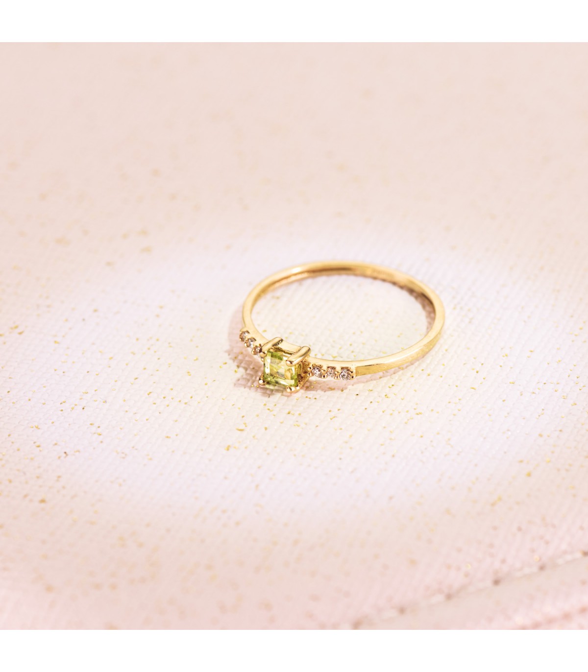 Anello solitario con pietra semipreziosa peridoto e diamanti. Gioielleria online, Alda Joyeros.