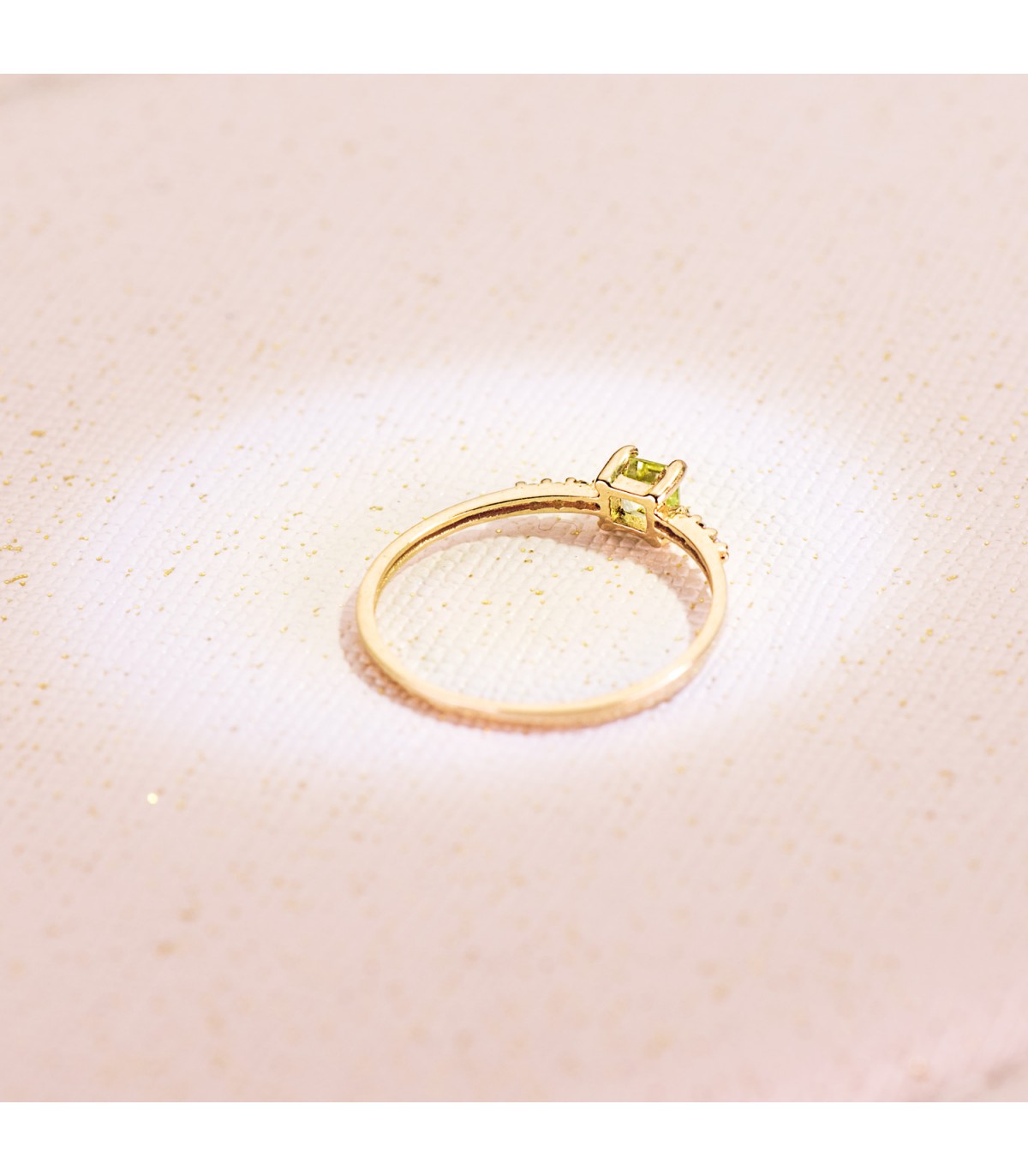 Anello in oro giallo con diamanti. Anello pietra verde. Solitario donna oro giallo.