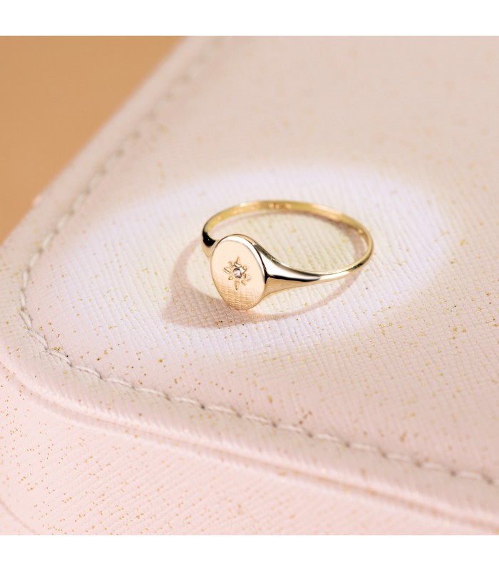 Anello chevalier donna con forma ovale in oro giallo 18kt, con stella e zirconi