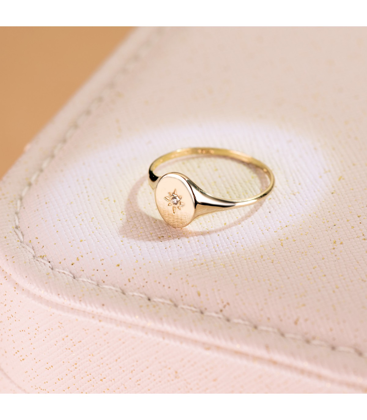 Anello chevalier donna con forma ovale in oro giallo 18kt, con stella e zirconi