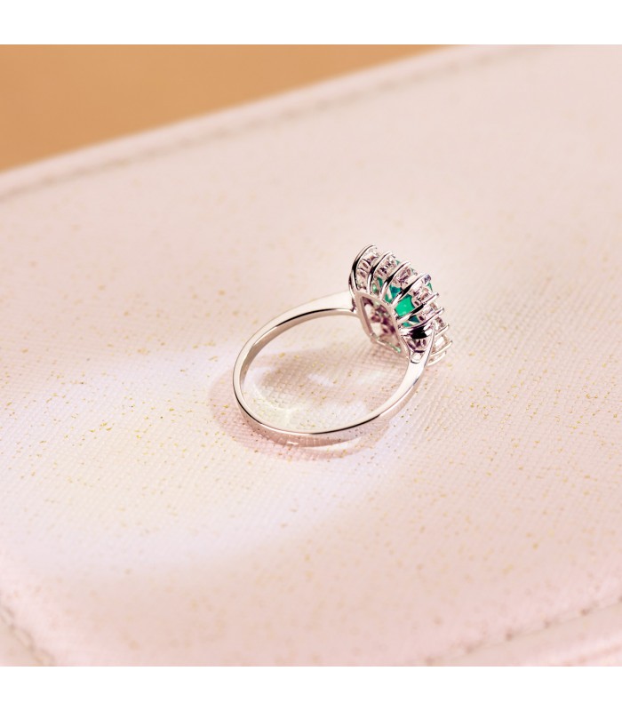 Anello Carrie in oro bianco 18 carati con smeraldo e diamanti. Pietra preziosa smeraldo.