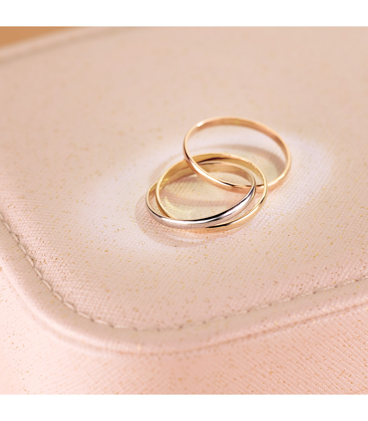 Anillo boda media caña. Alianza de novia 18 kilates. Joyería online.