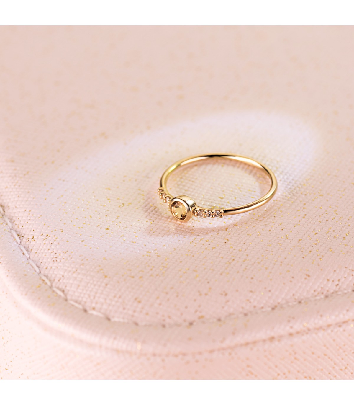 Solitario de mujer oro amarillo. Piedra citrino y diamantes. Anillo oro 18 kilates.