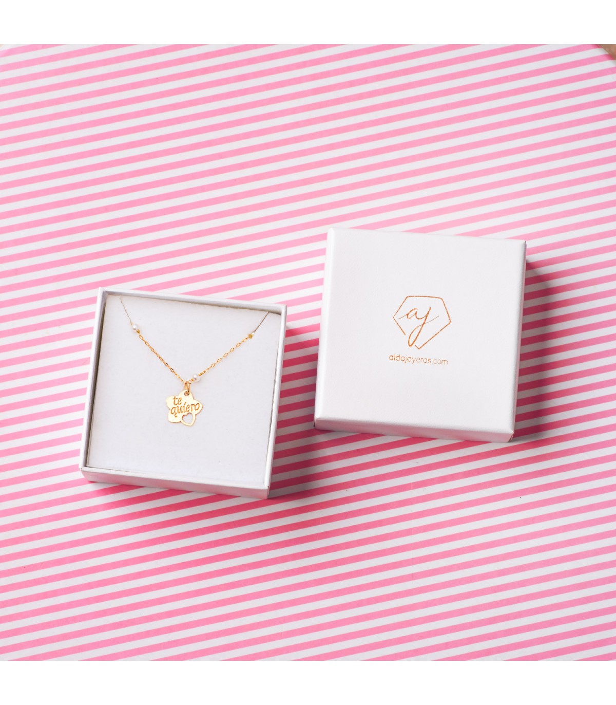 Ciondolo Fiore San Valentino oro 18kt Ti amo, piastrina 15 mm, lavorazione a lastra