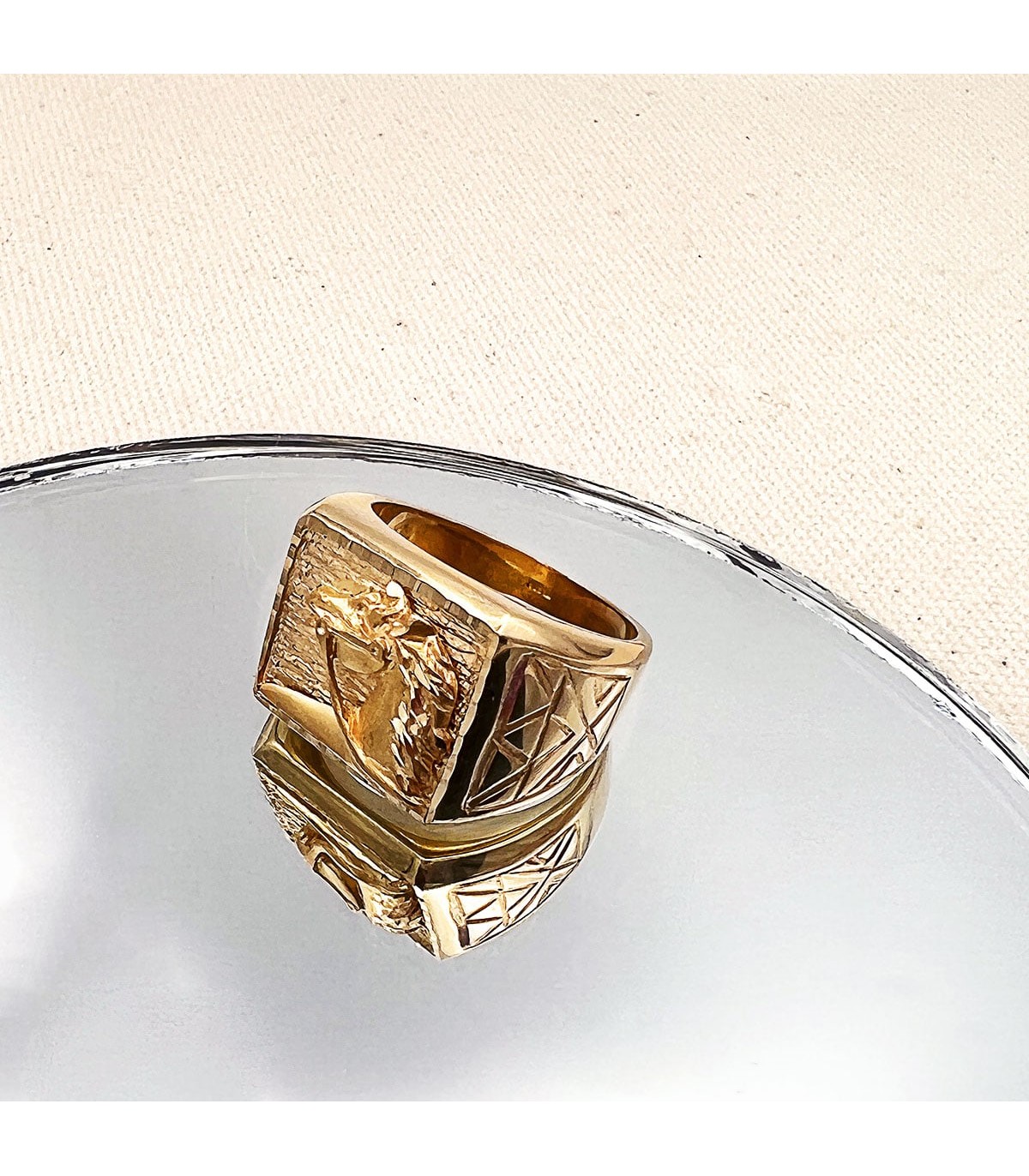 Sello macizo de hombre Caballo Oro Amarillo 18K | anillos de hombre | comprar regalos en joyería online