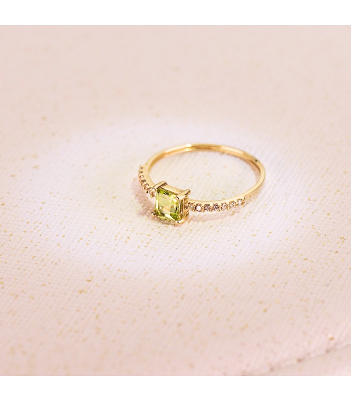 Sortija de mujer con piedra verde. Modelo Loren. Oro 18 kilates. 750/1000.