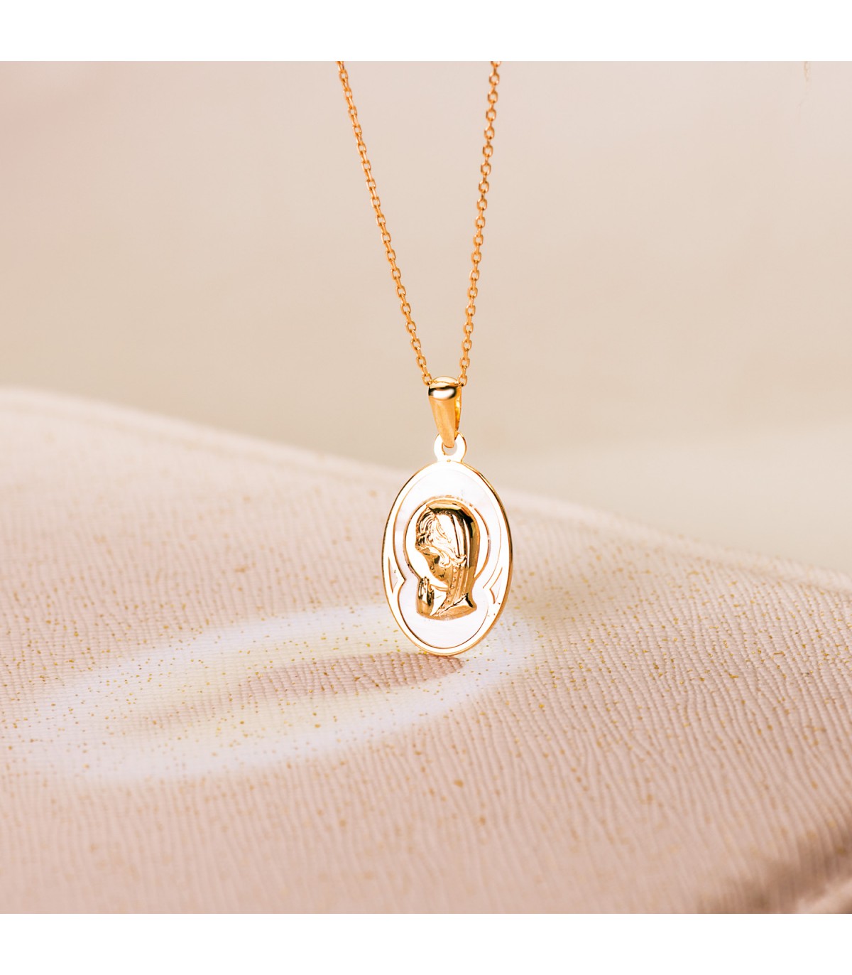 Medalla Nácar Oval Virgen Niña Oro 18 K 19 mm - medallas para comunión - colgante personalizable