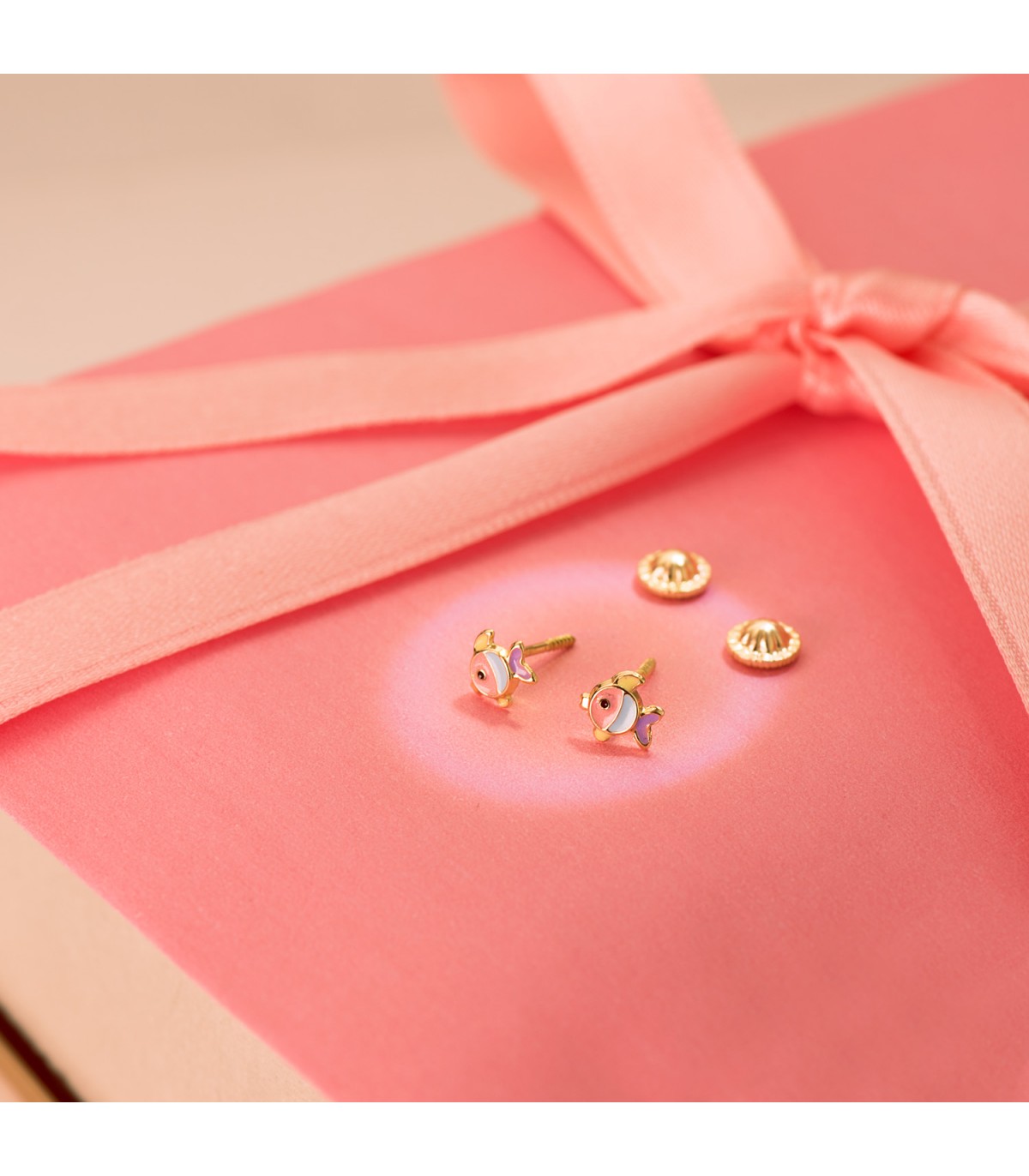 Boucles d'oreilles enfant avec poissons couleurs, or jaune 18 carats, pour fille et bebe