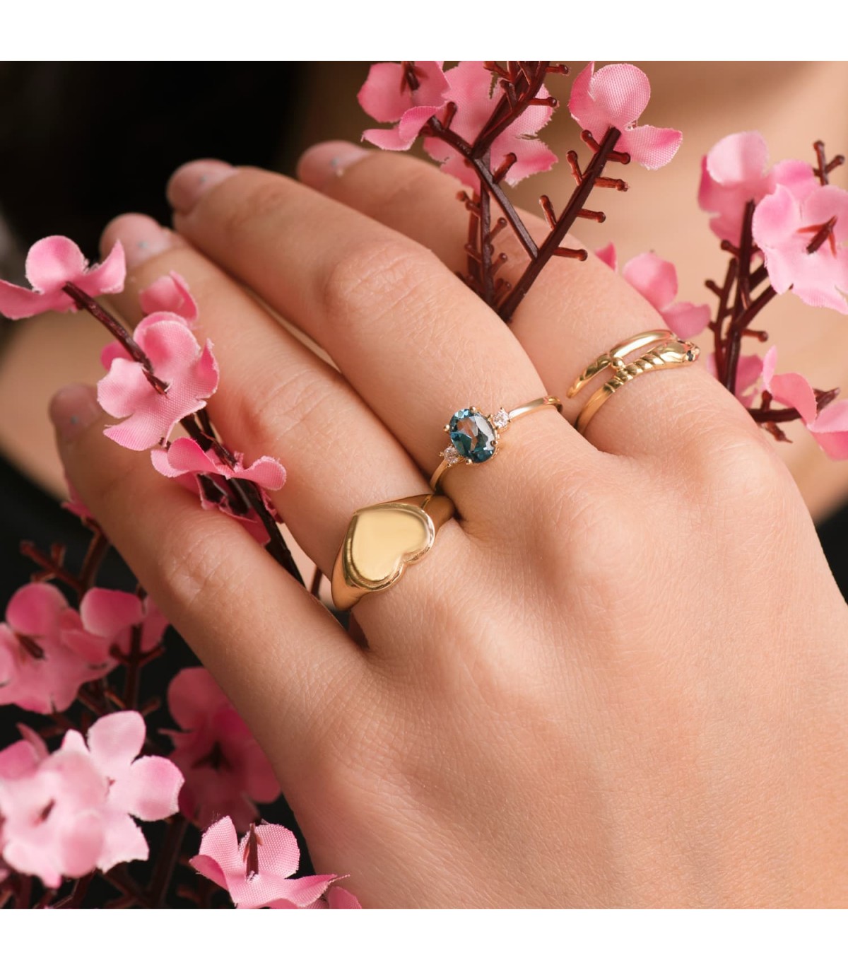 Bague pour femme, dessin serpent, pierre saphir.