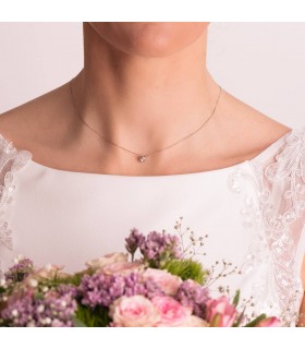 Collier pour femme en or blanc 18 carats. Bijoux mariée. Pendentif avec diamant.