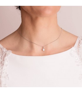 Ciondolo da donna in oro bianco 18 carati. Punto luce con diamante 0.065 carati da donna. Gioielleria online.