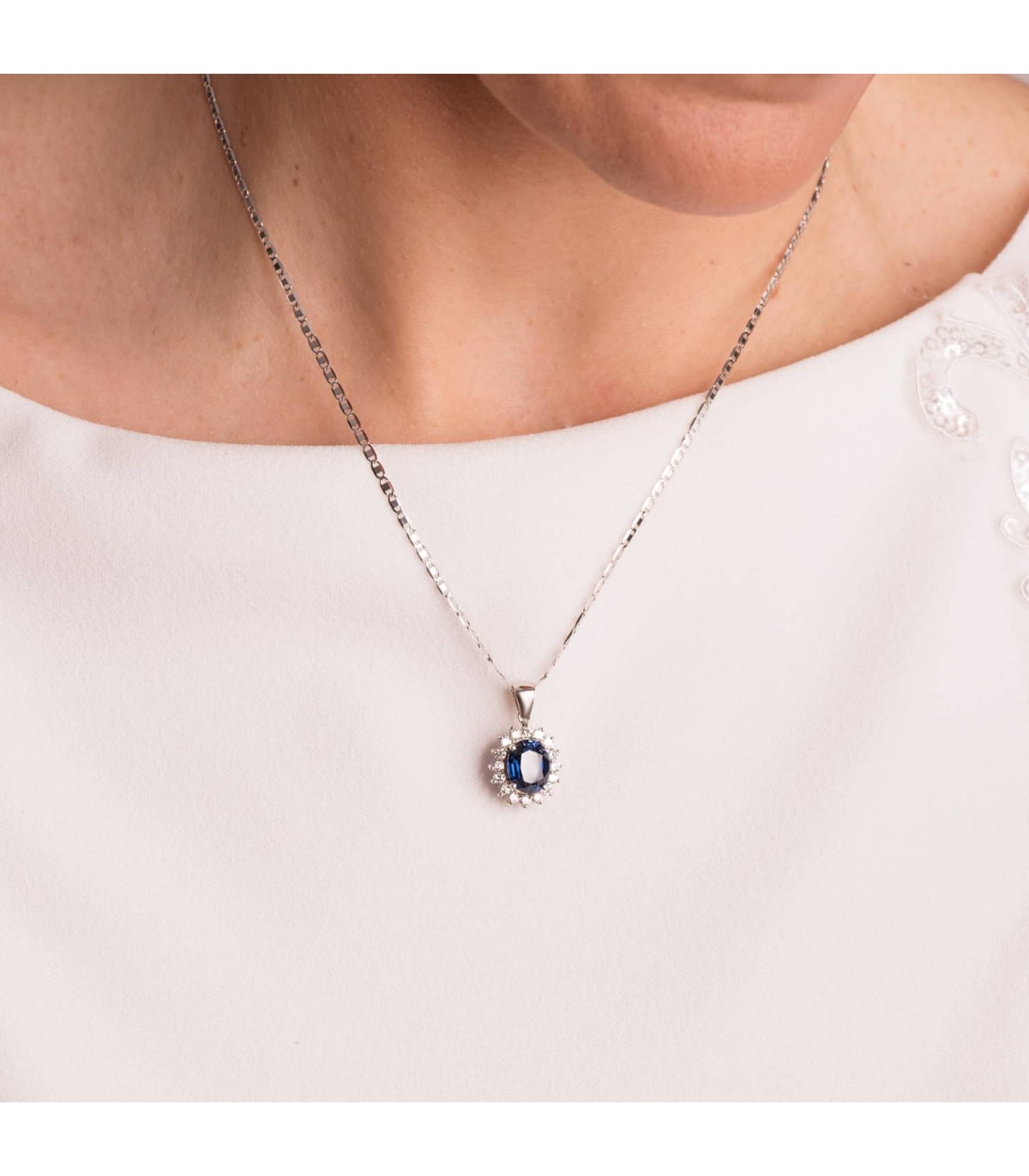 Colgante de oro blanco con piedra zafiro y diamantes. Joyas de novia. Modelo Galadriel, alta joyería.