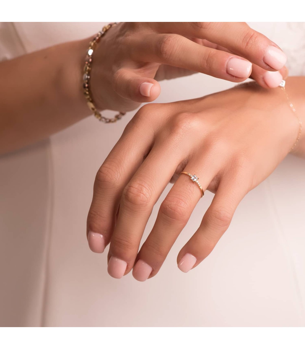 Anillo de mujer con piedra topacio. Sortija solitario para mujer en oro amarillo. Anillo con aguamarina.