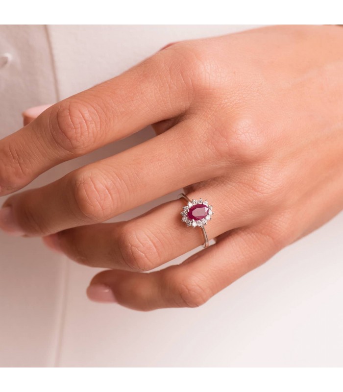 Bague en or blanc 18 carats avec rubis et diamants. Bague femme or blanc. Haute joaillerie.