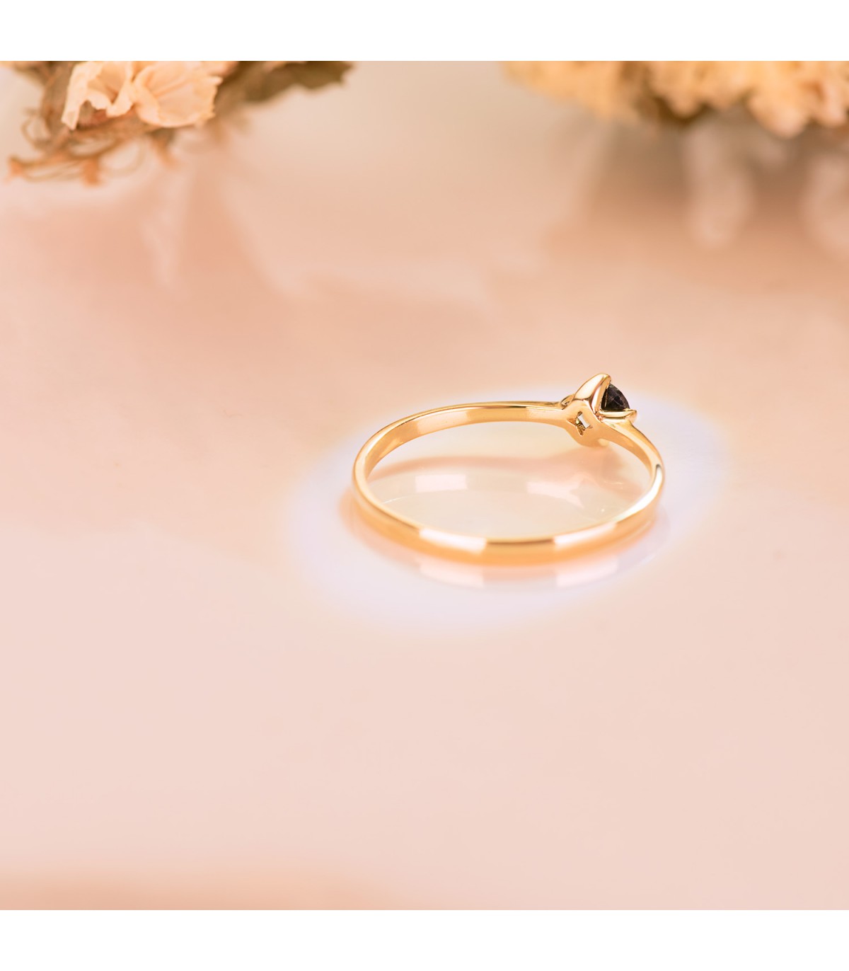 Anillo de compromiso para mujer. Diseño solitario de oro amarillo con piedra negra