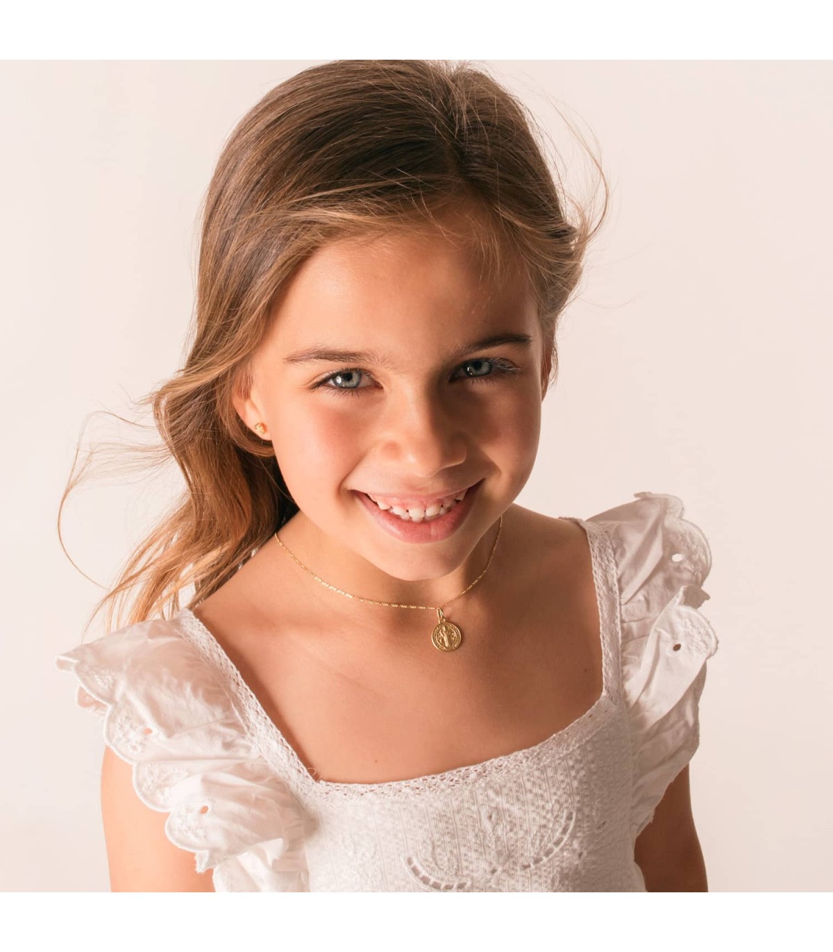 Medaglia per bambina San Benedetto oro 750 14mm, regalo battesimo o comunione.