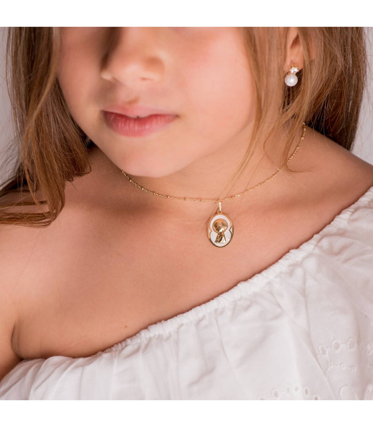 Medalla Nácar Oval Virgen Niña Oro 18 K 19 mm - medallas para comunión - colgante personalizable