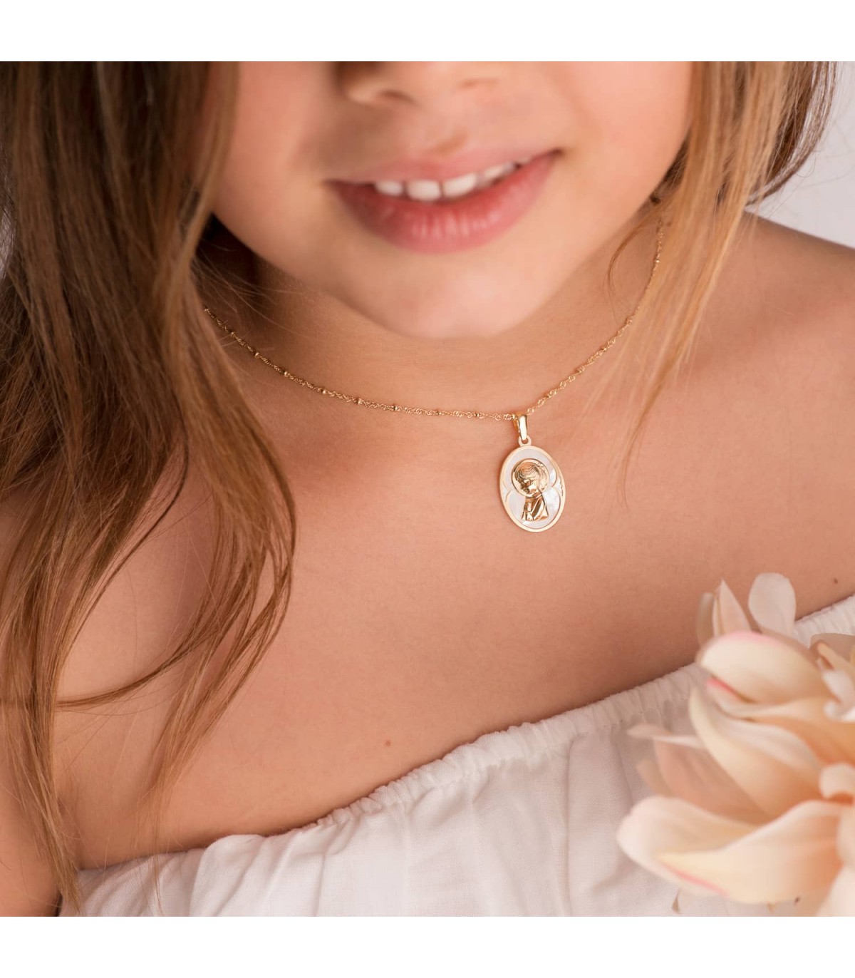 Medalla Nácar Oval Virgen Niña Oro 18 K 19 mm - medallas para comunión - colgante personalizable