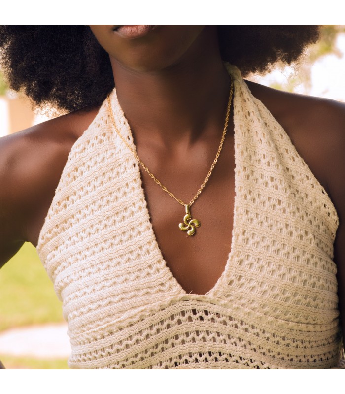Chaîne en or 750 femme avec pendentif Lauburu – Maillon Singapore torsadé massif de 2 mm et 60 cm.