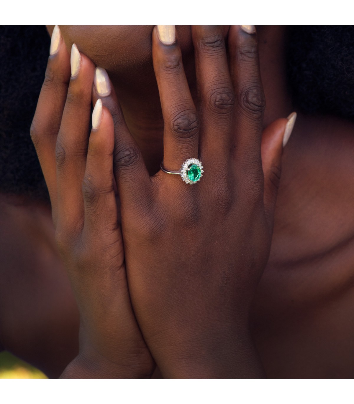 Anello di fidanzamento con pietra preziosa. Anelli con pietre preziose. Gioielli online.