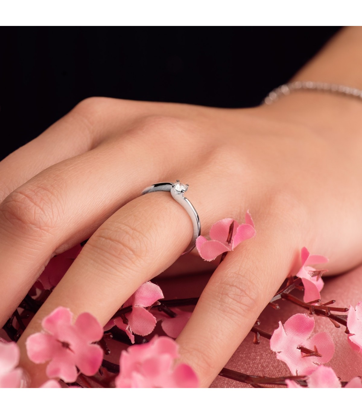 Diamante solitario Lorien 0.100 ct in oro bianco. Anello oro bianco 18 carati. Alda Joyeros.