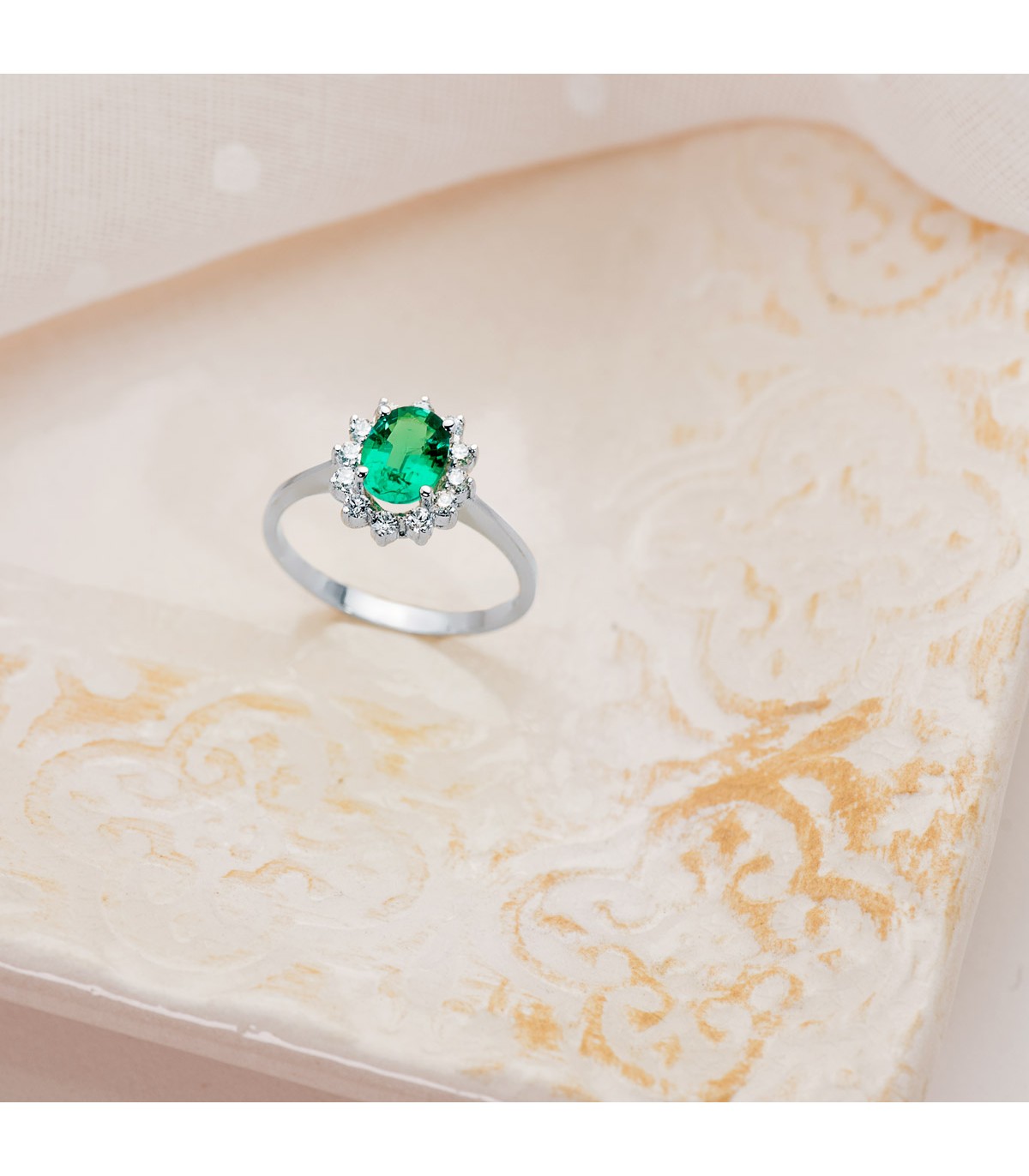 Bague de fiançailles en or blanc 18 carats. Bague femme avec émeraude. Achetez bijoux en ligne.