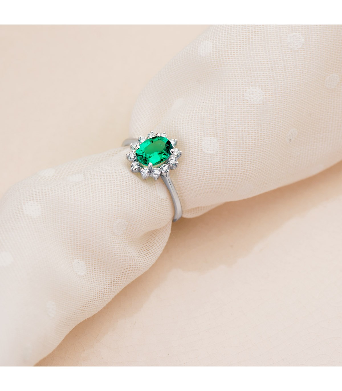Bague avec émeraude et diamants pour femme. Bague de fiançailles Eowyn or blanc. 750/1000.