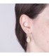 Femme avec boucles d'oreilles pendantes or jaune 18 carat et pierres Rose Quartz
