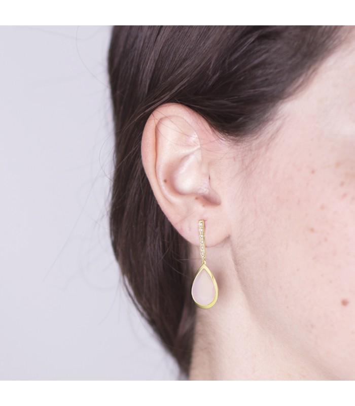 Femme avec boucles d'oreilles pendantes or jaune 18 carat et pierres Rose Quartz