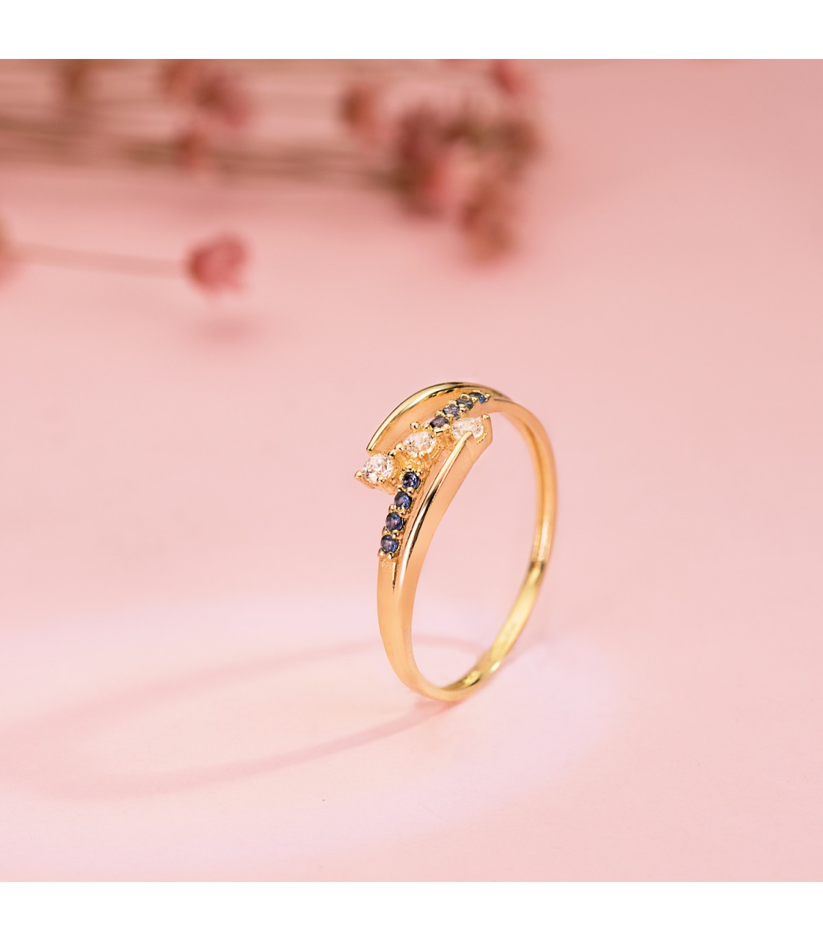 Breiter Ring mit offenen Bändern | Goldring mit blauen und weißen Steinen | 19644 online kaufen