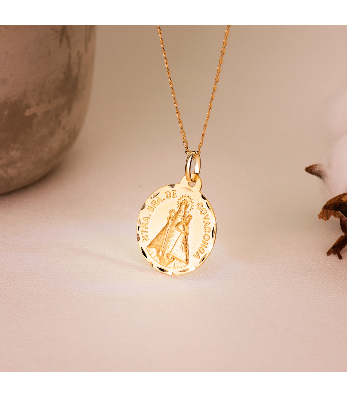 Médaille Vierge de Covadonga Or Jaune 18K 22 mm