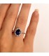 Anillo de pedida con piedra preciosa azul. Anillo de mujer con diamantes. Comprar anillo online.