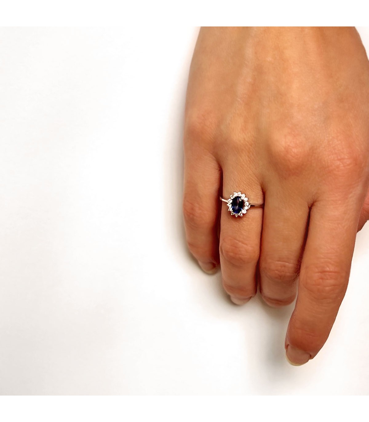 Anello Jasmin in oro bianco con zaffiro. Anello da donna con pietra preziosa e diamanti.