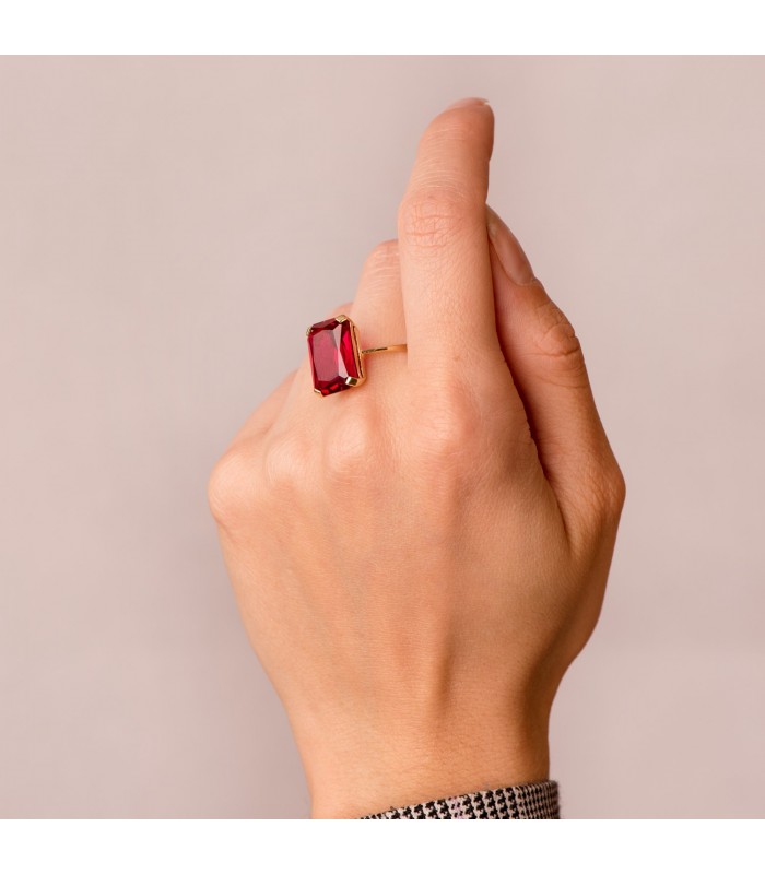 Anello con Spinello rosso in oro giallo 18 carati. Anelli da donna, pietra semi preziosa.