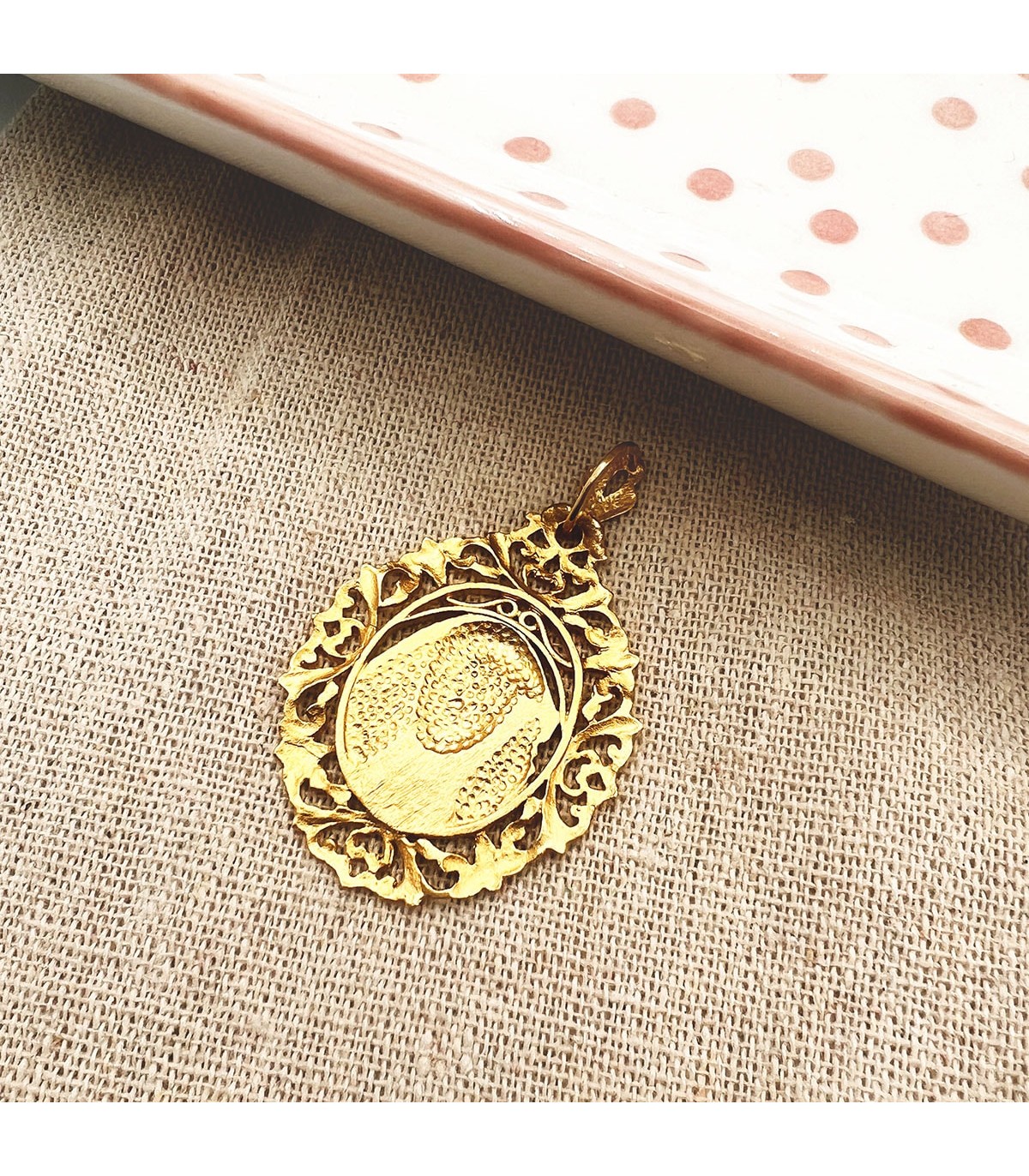 Medaglia Madonna Macarena cornice oro 18kt 40mm