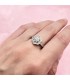 Bagues pour femme en or 18 karat. Bague en forme de fleur avec zircons.