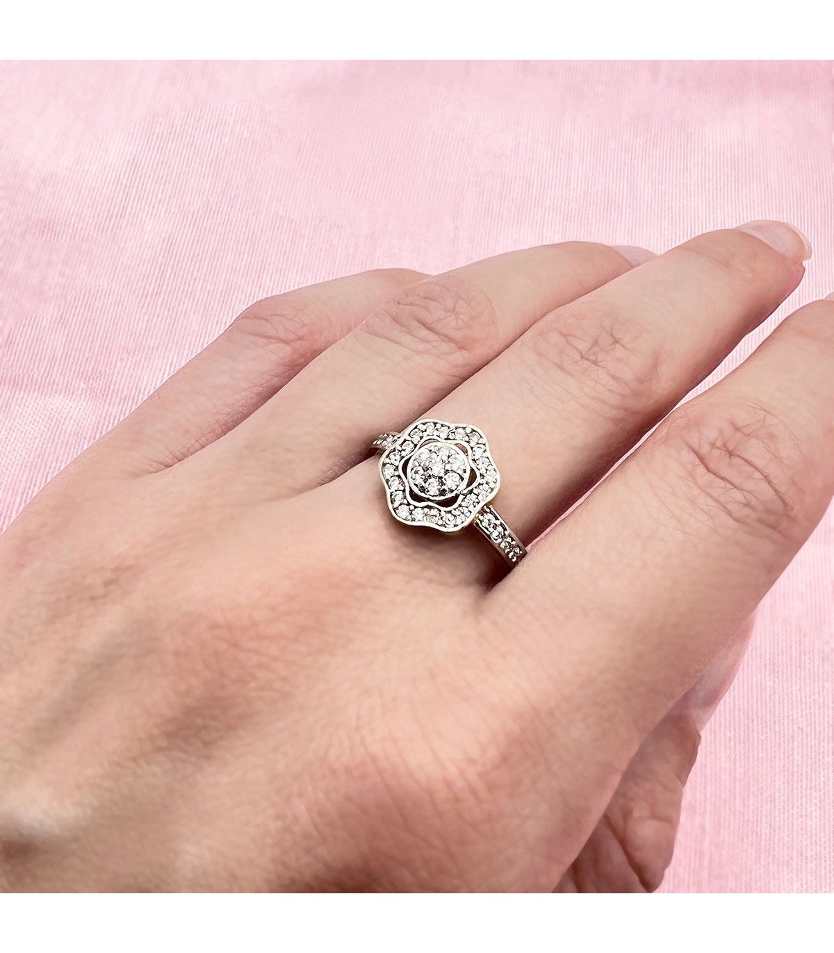 Anillos mujer de oro 18 kilates. Anillo con forma de flor y cuajo de circonitas.