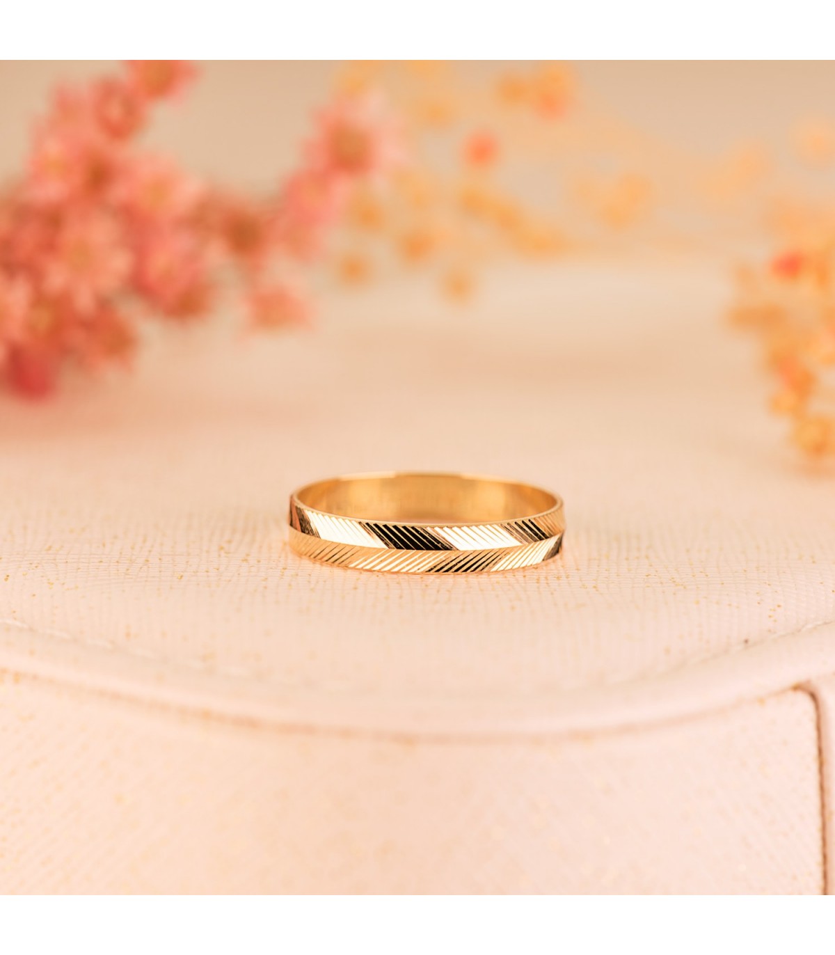 Alianza boda oro 18 kilates. Anillos de compromiso en oro amarillo. Alda Joyeros.