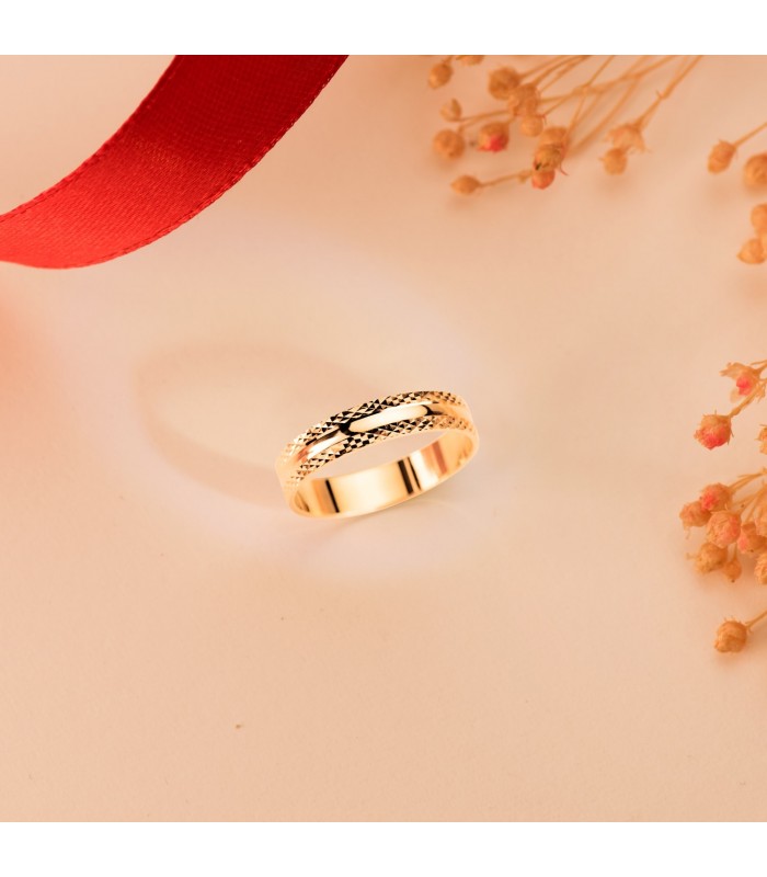 Alianza de boda para novio con grabado gratuito. Anillo media caña oro amarillo.