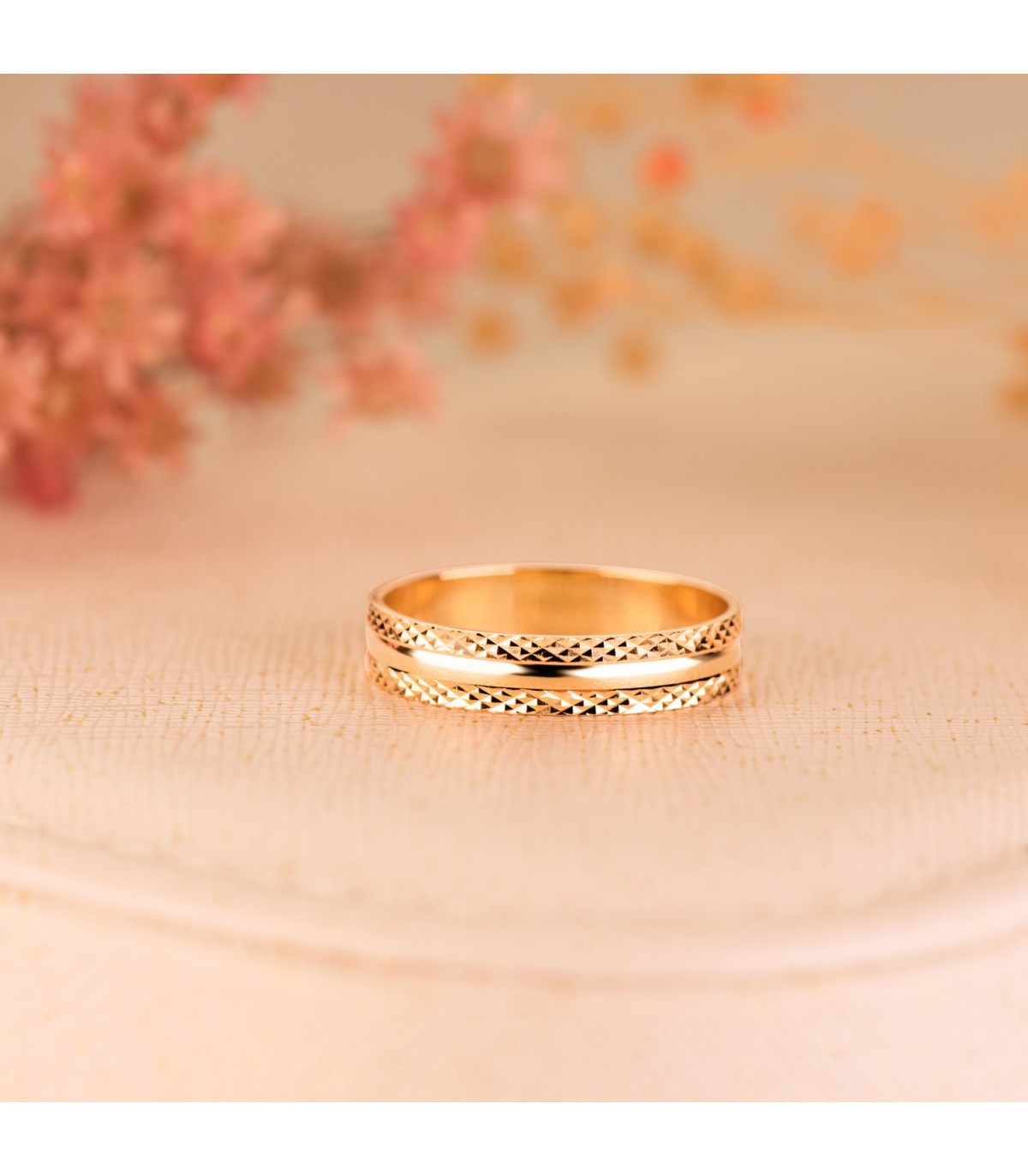 Anillo de oro con grabado gratis. Alianza de boda media caña. Compra online.