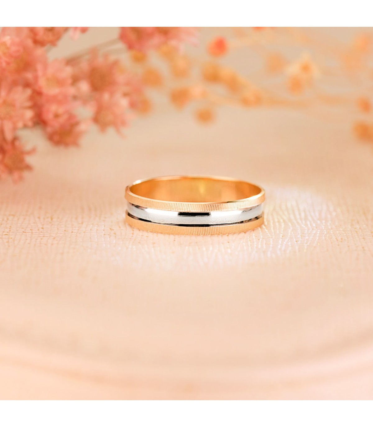 Fede nuziale oro 18 Kt 4 mm. Anello Ainhoa oro bianco e giallo. Gioielli online.