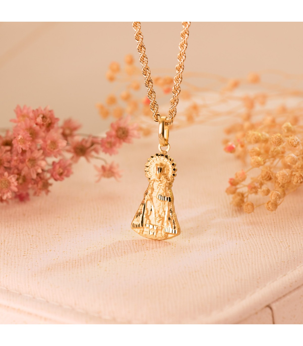 Medalla silueta Virgen Desamparados tallada