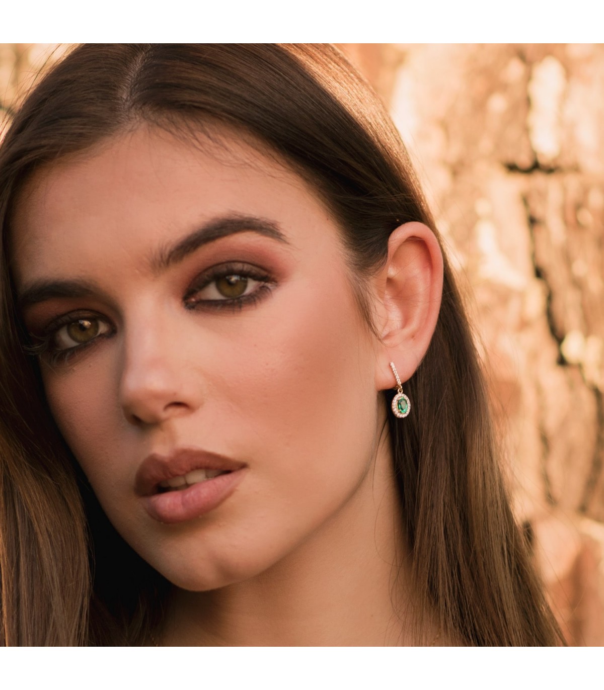 Orecchini con Smeraldo, modello Talya pendenti con rosetta, in oro bicolore 18kt