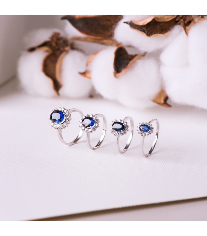 Bagues de fiançailles en or blanc 18 carats. Bagues avec pierres précieuses. Haute joaillerie.