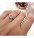 Anello da donna in oro bianco. Anello con diamanti. Acquistare gioielli online.