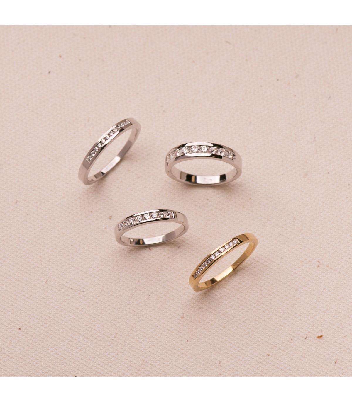 Alianzas de boda con diamantes. Anillos en oro blanco. Comprar alianzas online.