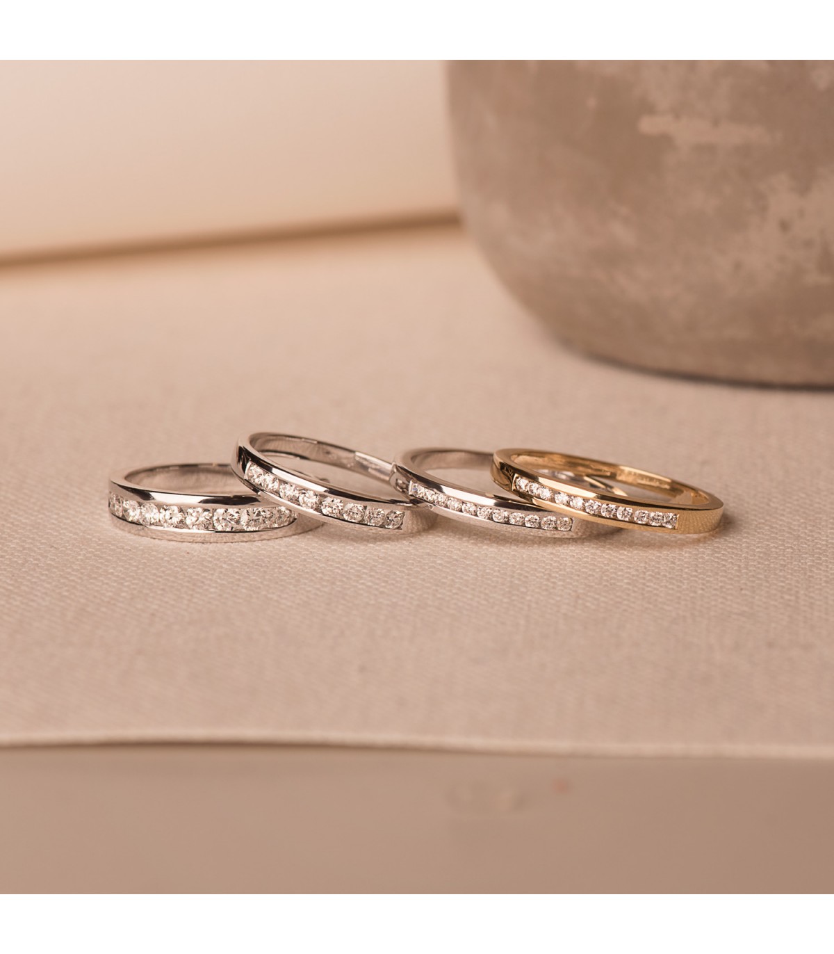 Bijouterie fine et de qualité, bagues de mariage en diamant créées en or 18k.