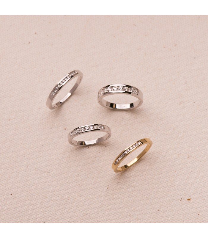 Anillos de compromiso y alianzas de boda de oro y diamantes.