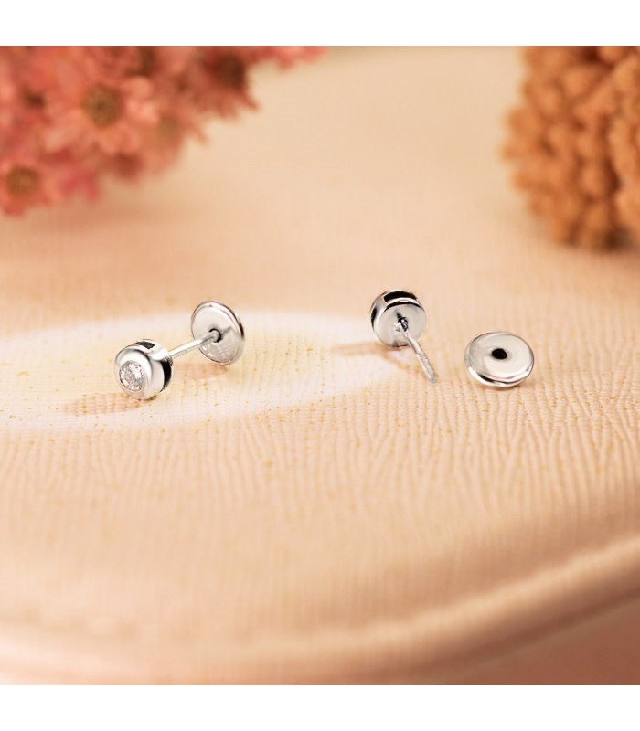 Pendientes chatones en oro blanco 18 Kilates, modelo Mercedes 4 mm, cierre de rosca